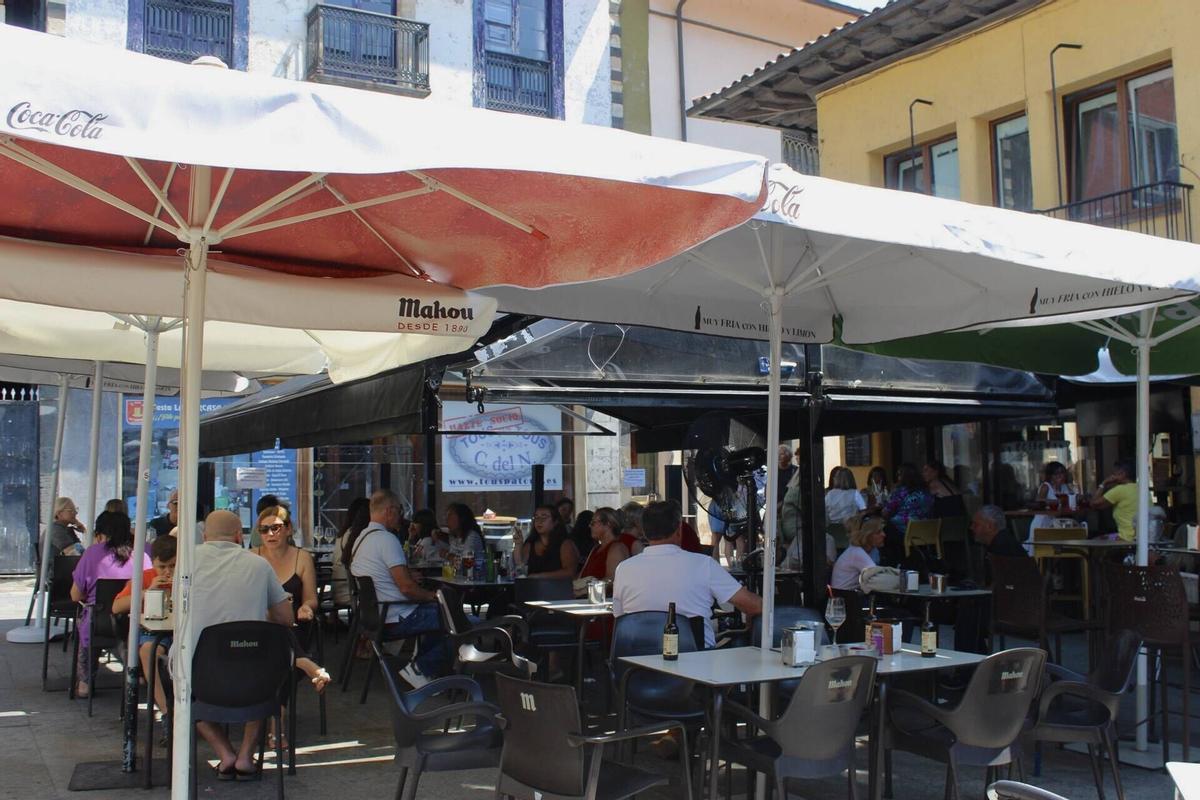 Gente, este jueves, de terraceo por Cangas del Narcea.