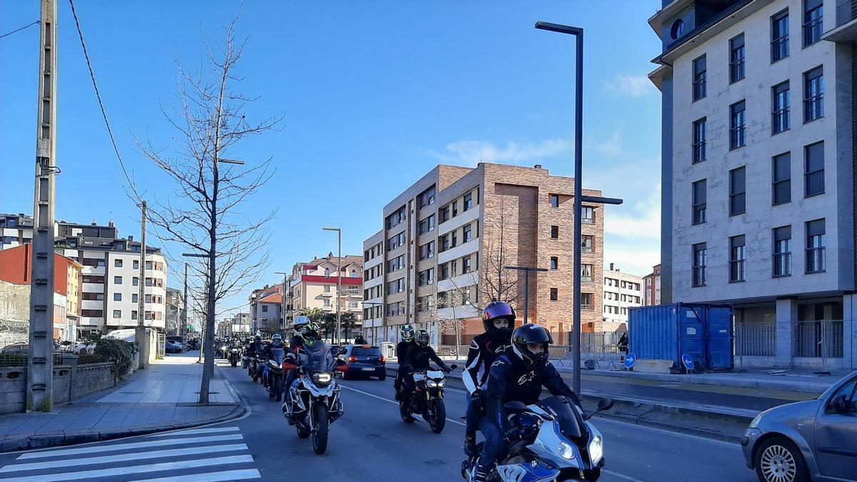 Cerca de 400 moteros en la marcha en homenaje a Chechu, fallecido hace 15 días en Llanera