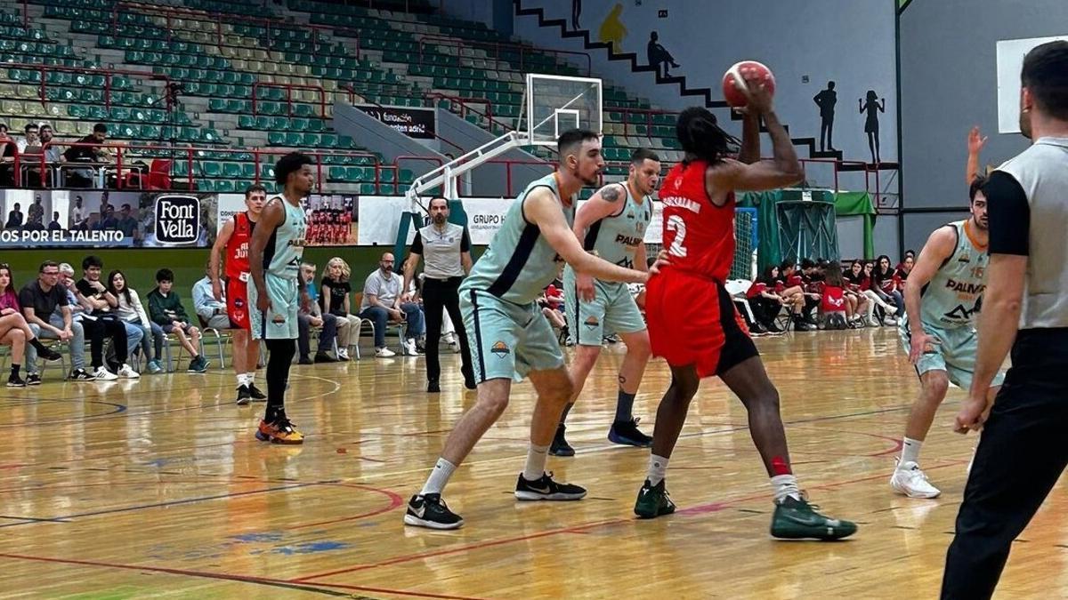 Mendiola defiende a Abdulsalam en el Juventud Alcalá-Palmer Basket Mallorca