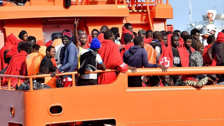 Rescatados casi 400 inmigrantes en trece pateras