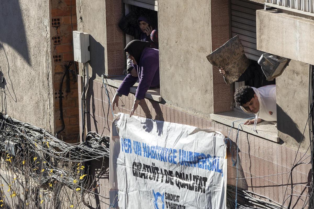 Badalona desaloja un edificio en ruinas en el que viven 8 familias