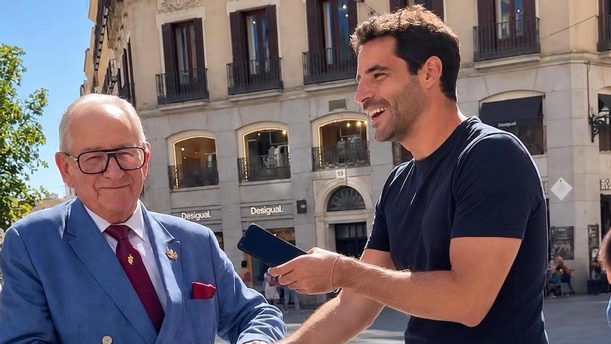 Video | El influencer Carlos Que Opinan pilla en Madrid al peluquero extremeño más pintoresco