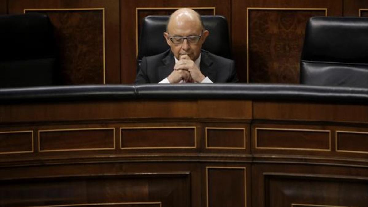 El ministro de Hacienda, Cristóbal Montoro, en el pleno del Congreso de los Diputados de ayer.