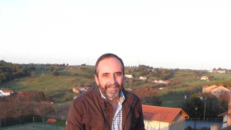 Victorio Fernández, en un mirador desde el que se observa la parroquia.