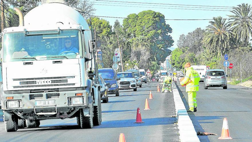 Operarios de la Conselleria de Obras Públicas trabajando esta semana en la carretera a Santa Pola para colocar una mediana.