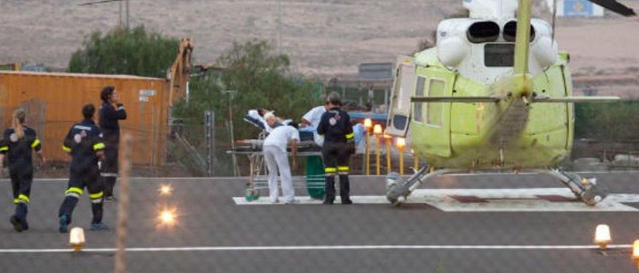 Un helicóptero medicalizado en la helisuperficie del Hospital Virgen de La Peña. | | LP/DLP