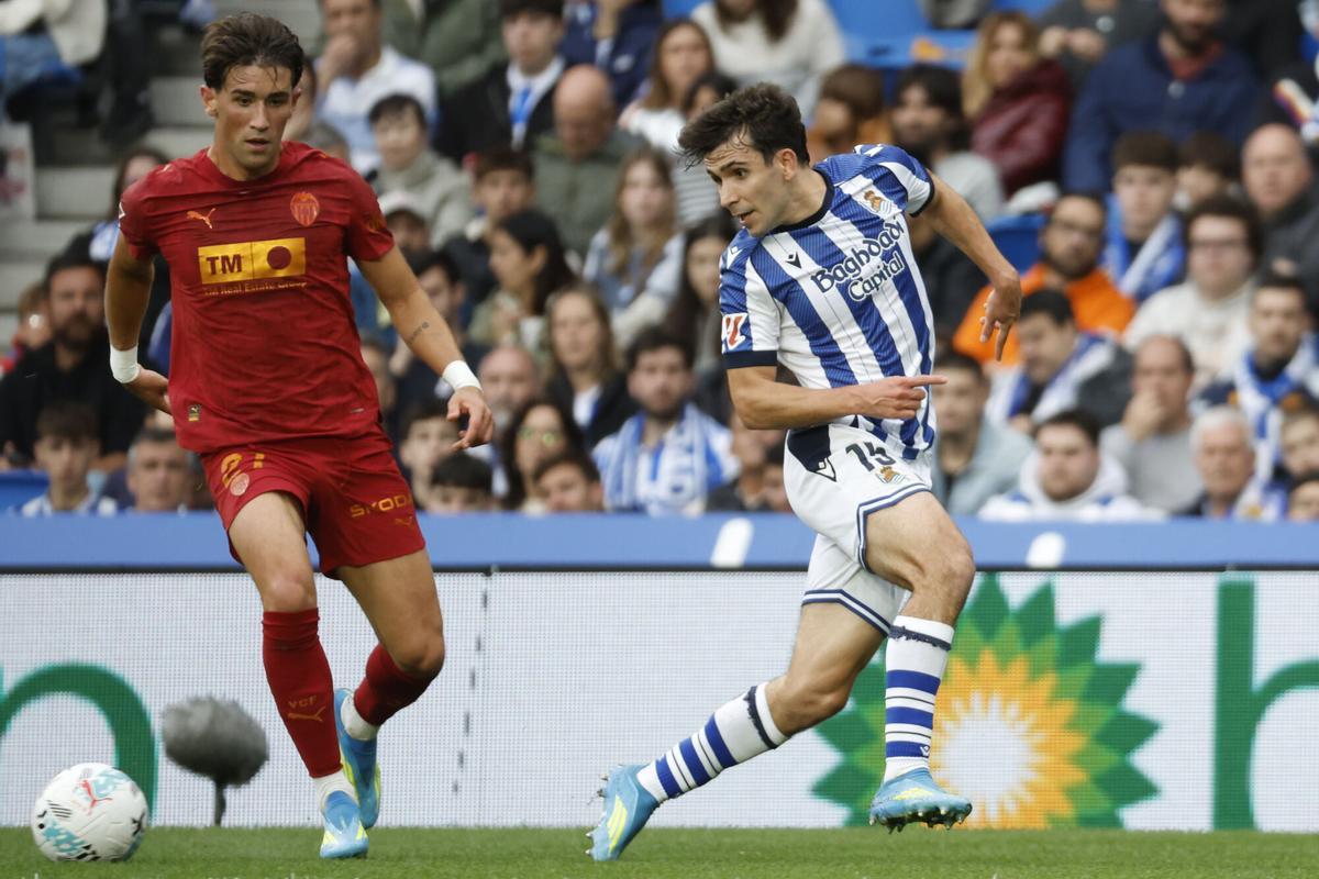 SAN SEBASTIÁN, 17/05/2026.- El centrocampista de la Real Pablo Marín (d) pelea un balón con Vázquez Alcalde, del Valencia, durante el partido de la jornada 37 de LaLiga que Real Sociedad y Valencia CF disputan este domingo en el estadio de Anoeta, en San Sebastián. EFE/Juan Herrero