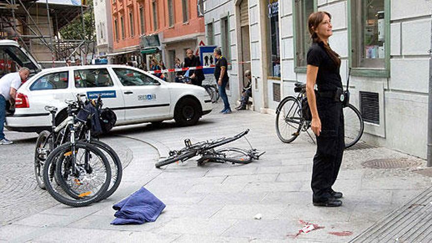 Policías en el lugar del atropello múltiple.