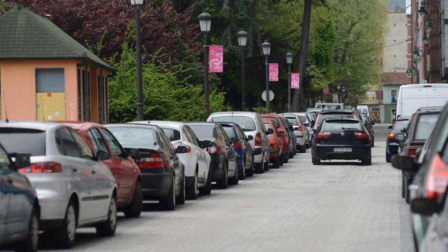 La calle Leopoldo Fernández Nespral de Sama, en la que se implantará la zona azul gratuita.