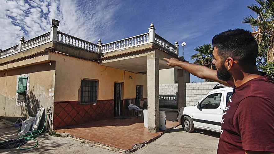 Enrique, residente en la zona, señala una de las casas.