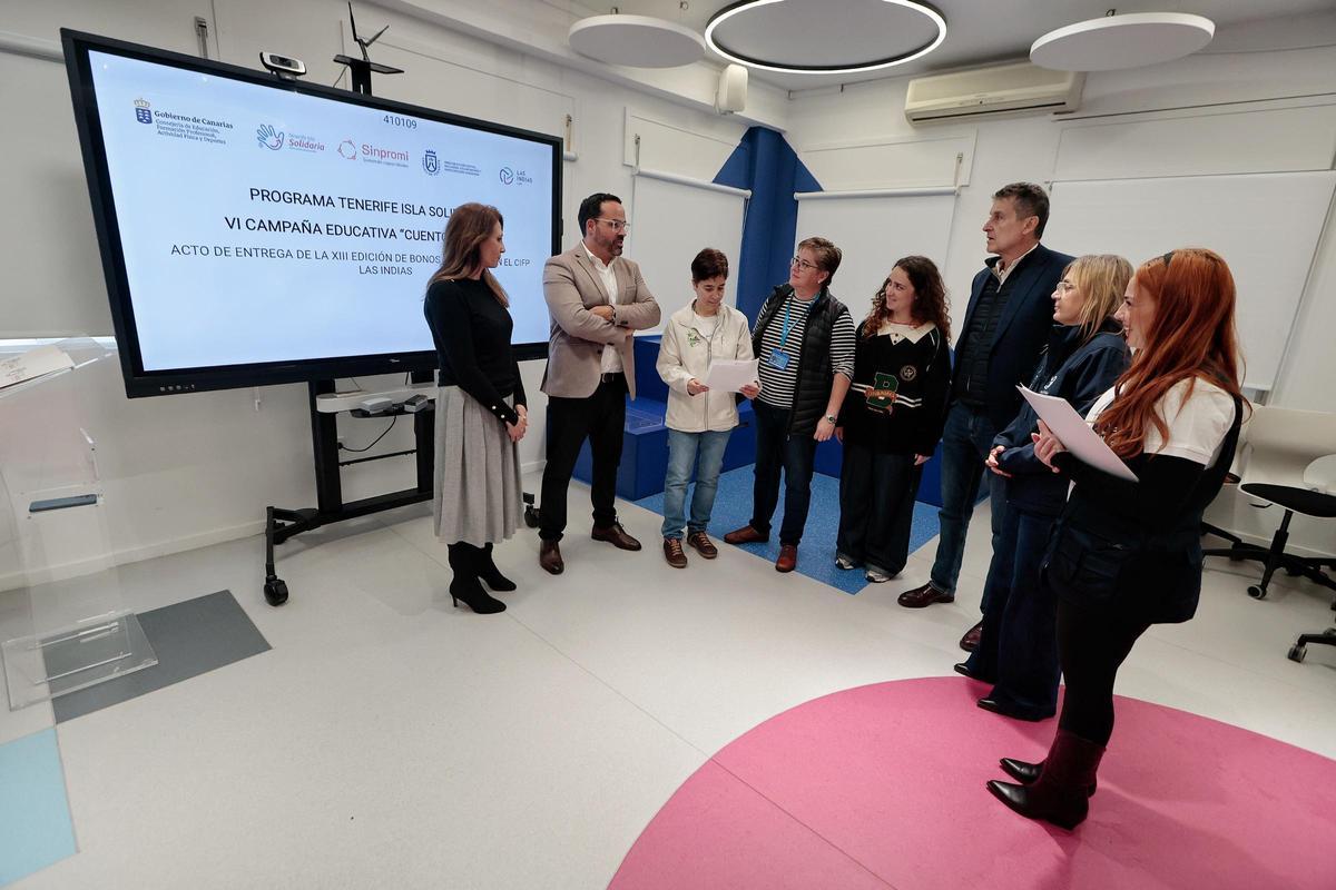 Imagen de la entrega de los bonos sociales en Las Indias.