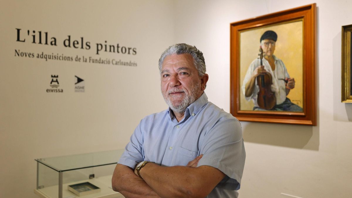Andreu Carles López Seguí posa delante del autorretrato de su padre, el artista Carloandrés.