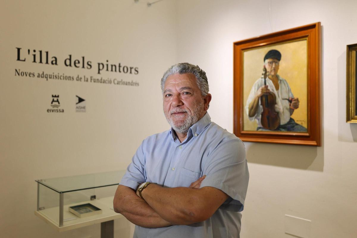 Andreu Carles López Seguí posa delante del autorretrato de su padre, el artista Carloandrés.