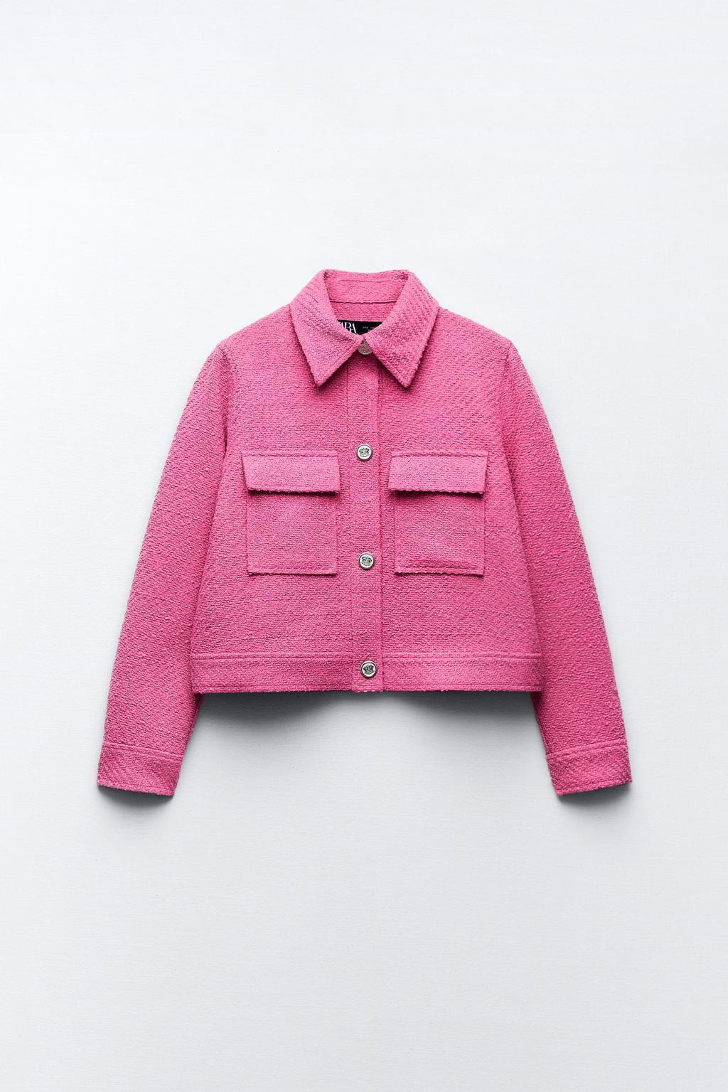 Cazadora corta rosa tipo chaqueta de 'tweed' de Zara.