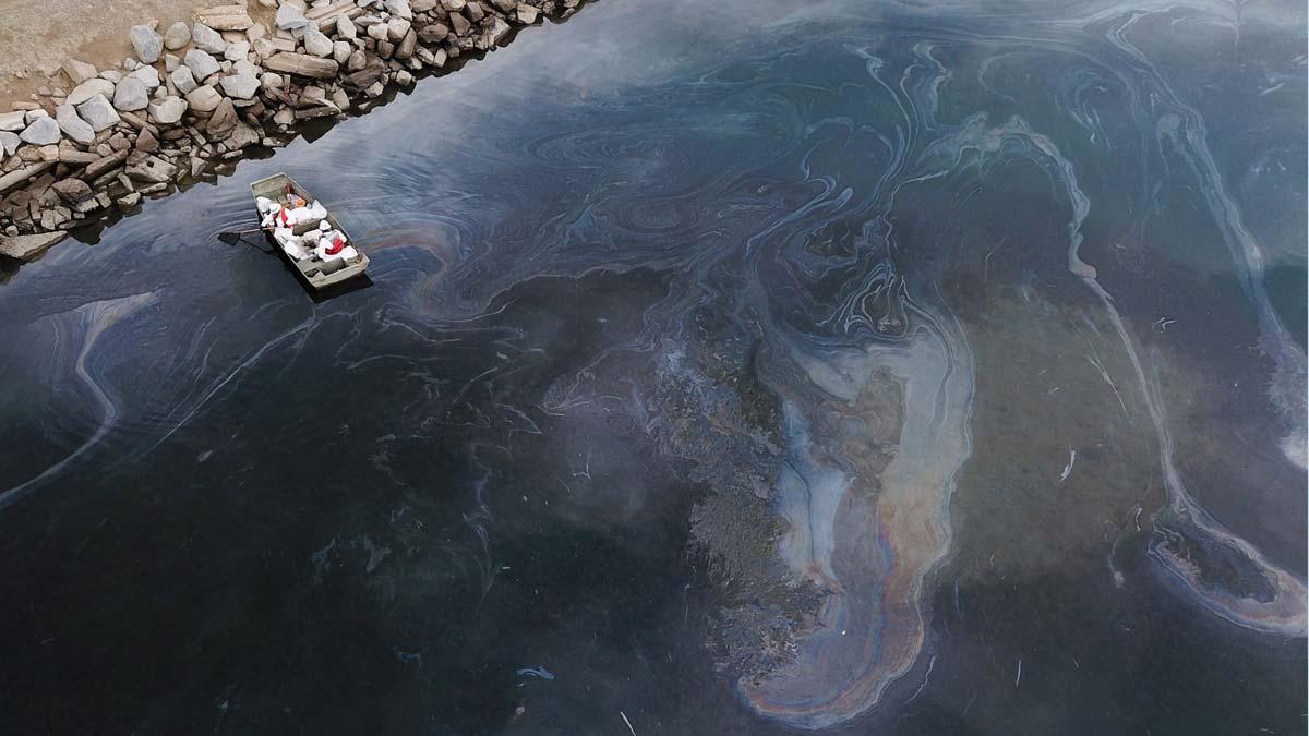 Playas cerradas en California tras un vertido de crudo en Huntington Beach