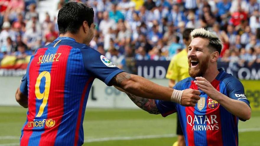 Suárez y Messi celebran uno de sus goles de ayer en Leganés.