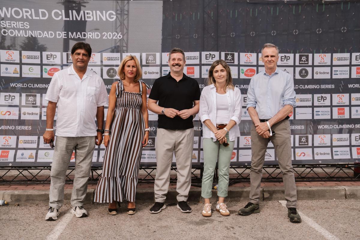De izquierda a derecha, Joan Bernat Clarella, presidente de la Federación Española de Deportes de Montaña y Escalada; Rocío García Alcántara, alcaldesa de Alcobendas;  Mariano de Paco Serrano, consejero de Cultura, Turismo y Deporte de la Comunidad de Madrid; Ainhoa Moll, adjunta a Presidencia y directora editorial de Prensa Ibérica, y Marco Scolari, presidente de World Climbing.