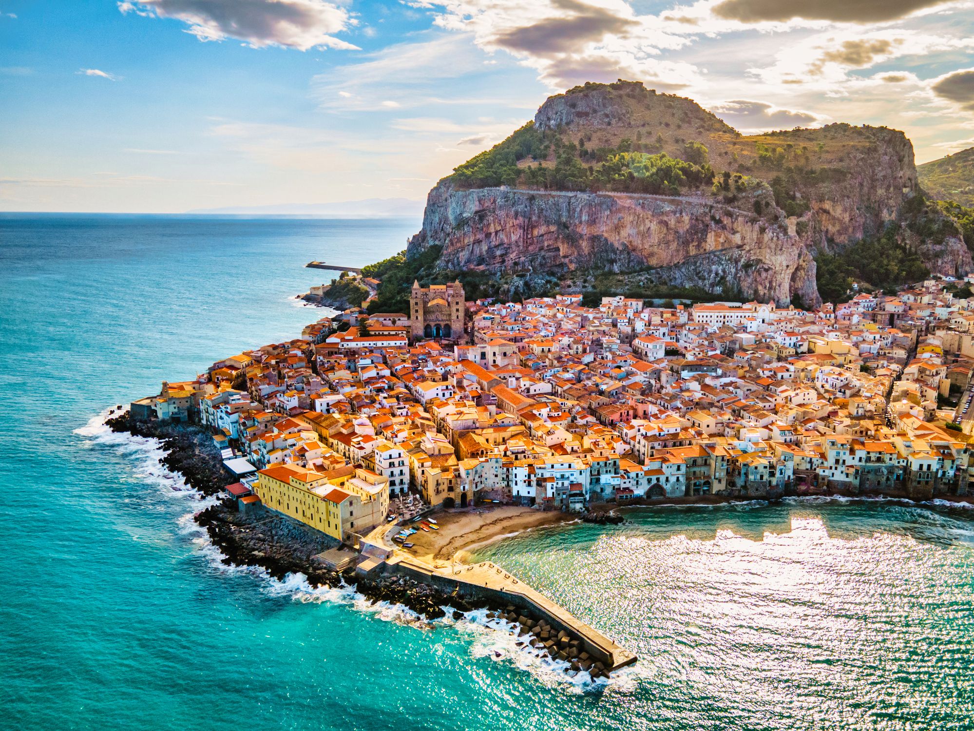 Bella vista del pueblo Cefalú a orillas del mar Tirreno