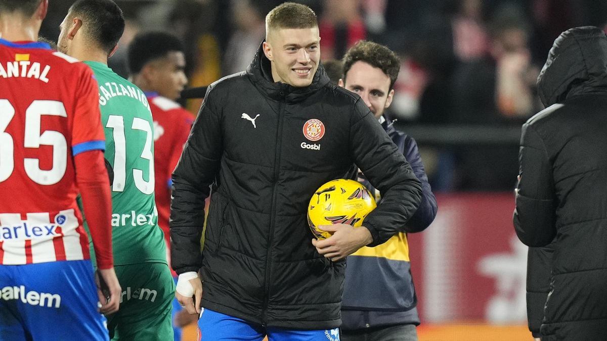 Dovbyk se lleva el balón con el que marcó tres goles al Sevilla en Montilivi a su casa.