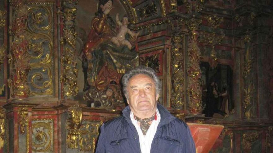 Nicolás Garrido posa en el altar de la iglesia sede de la cofradía. Foto