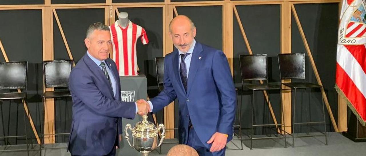 Diego García y Aitor Elizegi, presidentes de Athletic y Elche, durante el homenaje a la Copa de 1969.