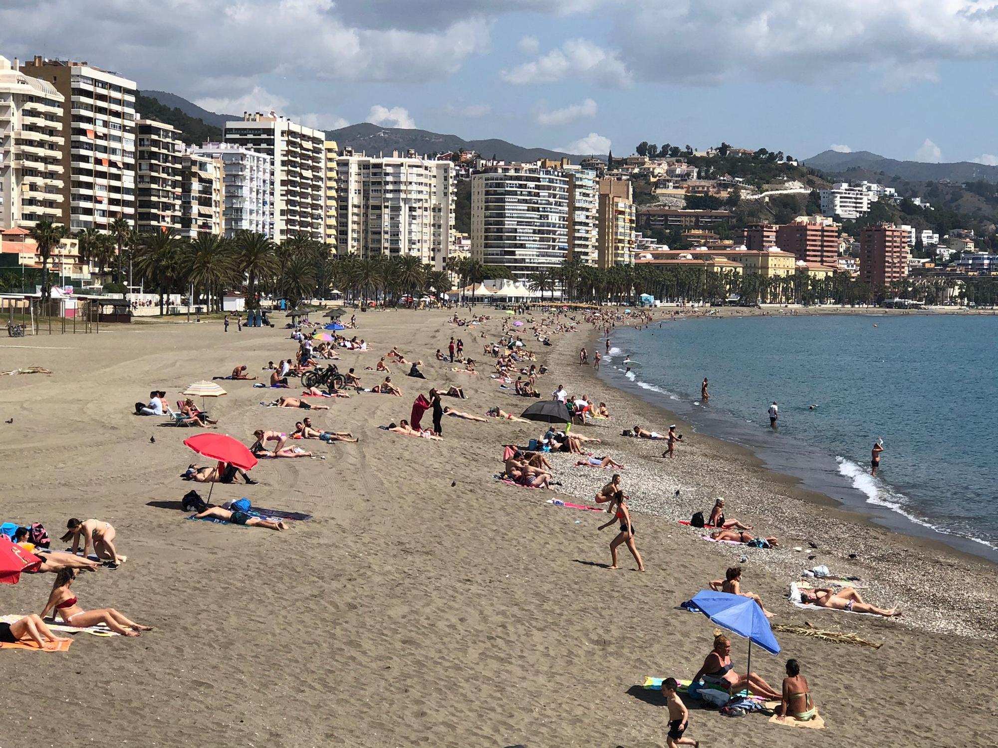 Las playas de Málaga se llenan el Domingo de Resurrección