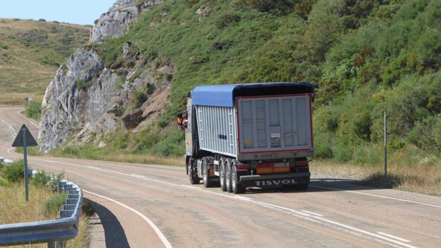 Un camión cargado de carbón, circulando por el puerto de San Isidro.