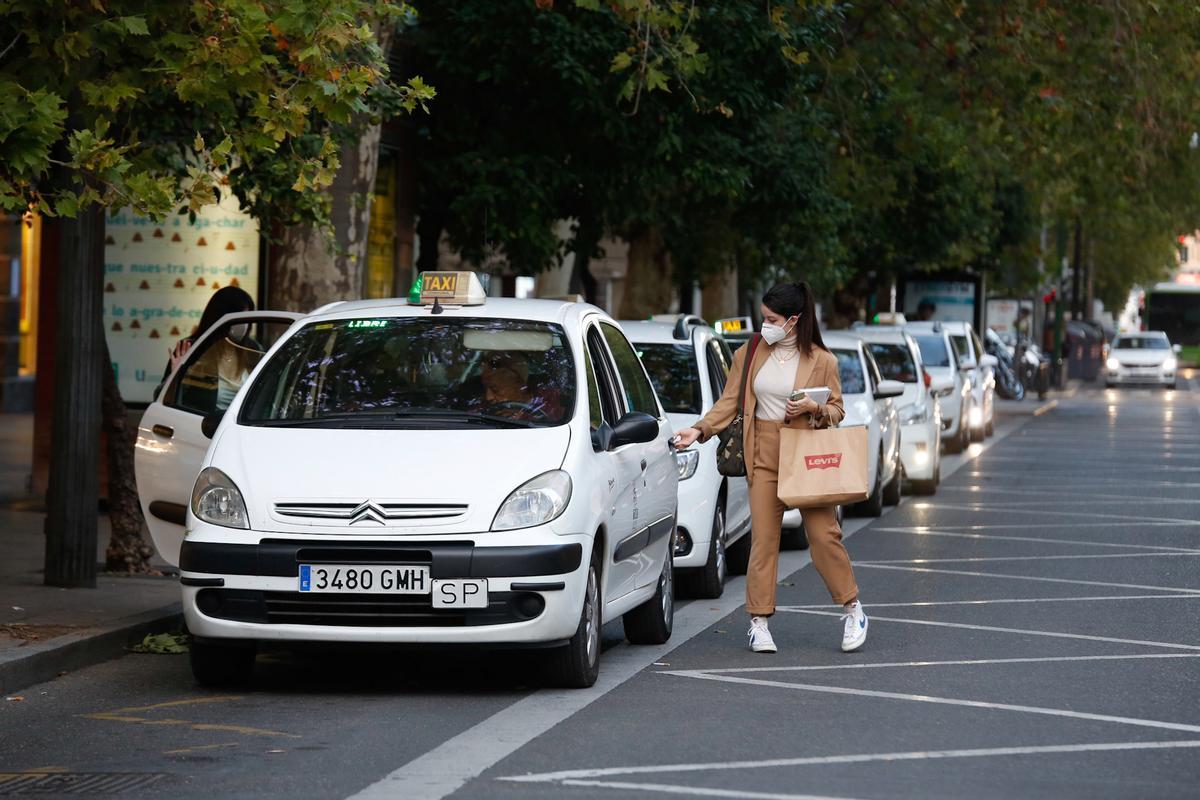 Manuel Murillo. Cordoba. Nueva Normalidad. Paradas de Taxis, de dia, llenas de coches para decir que han caido los usuarios y de noche, por el estado de alarma, paradas con un taxi o vacias porque no trabajan mas que servicios minimos.