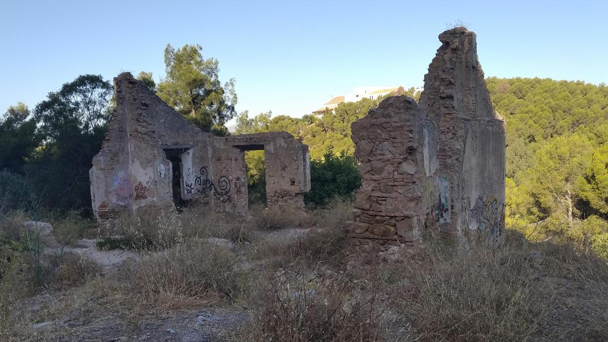 En el siglo XVIII se puso de moda el poder contar en algunos palacios y grandes mansiones de Europa con grutas y ruinas de pega, porque daban un toque distinto y exótico frente al lujo de la casa principal. No parece la intención de la ruina de la foto, una casa situada dentro del parque forestal del Monte Victoria, que se ha convertido en un motivo de inseguridad para todo el que la frecuenta.