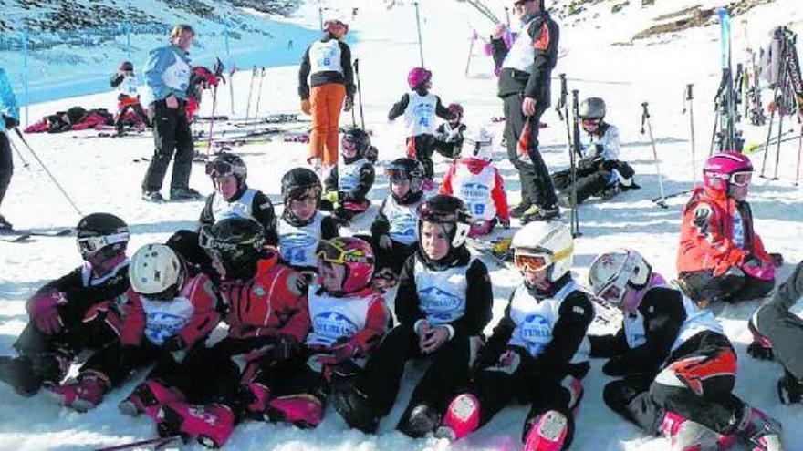 Pequeños participantes en el trofeo SCEM-Comamsa, en Valgrande- Pajares. A la izquierda, Eduardo Pérez Landaluce, y abajo, el Trofeo Federación en San Isidro. /fdipa.