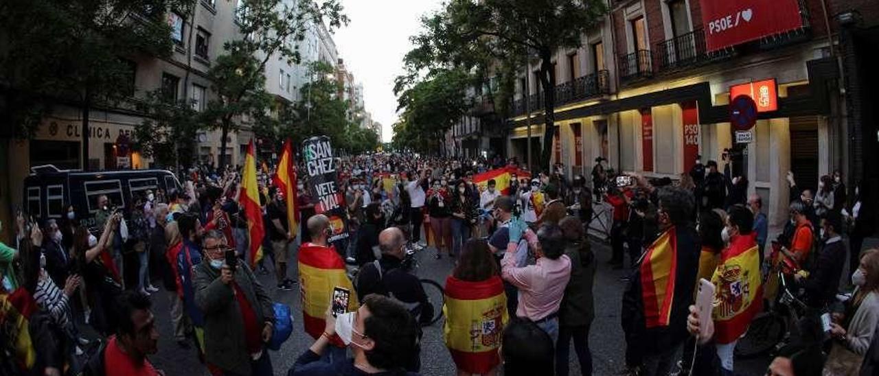 Cientos de personas concentradas ante la sede del PP de la calle Ferraz, en Madrid. // Efe