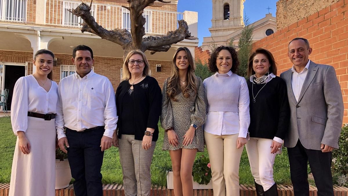 La alcaldesa, la concejala de Fiestas y el presidente de la JLF han visitado este sábado la casa de la nueva reina.