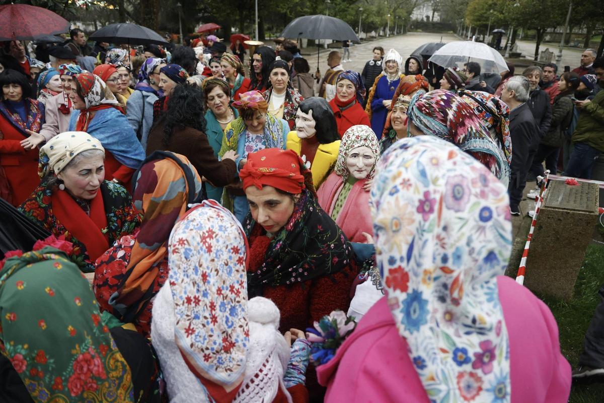 A comparsa de Maruxas e Coralias enche Compostela de cor