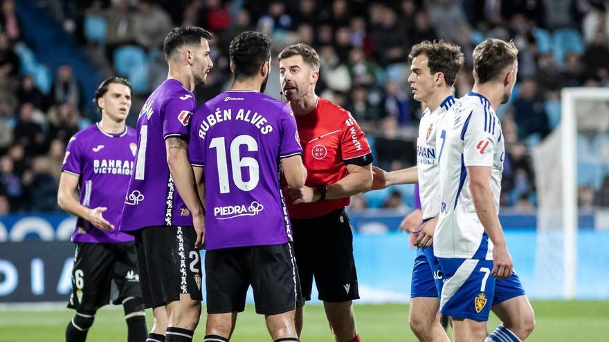 Rubén Alves y Carlos Albarrán protestan una acción a Álvalos Barrera en la cita ante el Zaragoza.