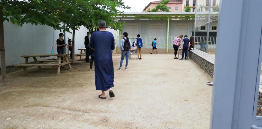 Alumnes al pati de l'escola Valldaura de Manresa.