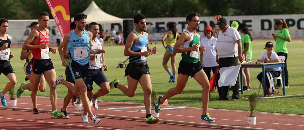 Juan Grondona, uno de los estandartes del Club de Atletismo Cordobés, encabeza una prueba.