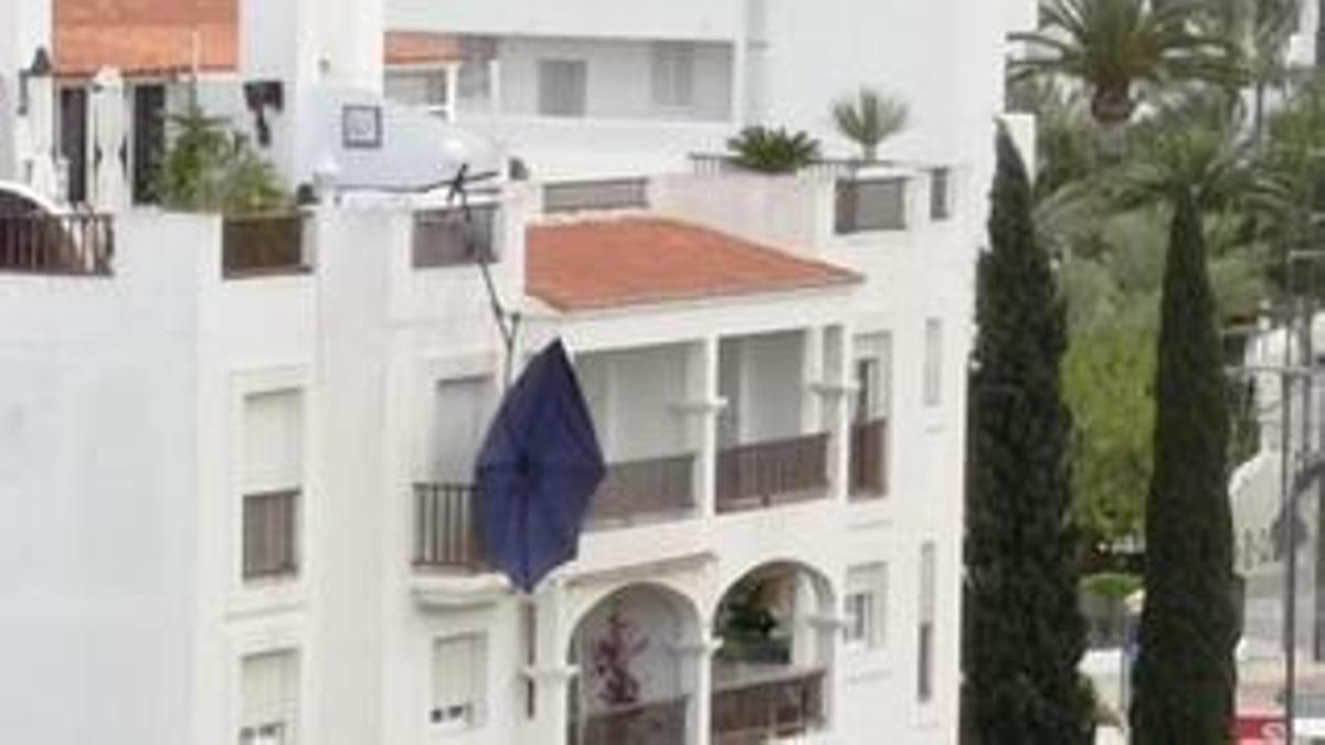 Un parasol sale volando de un ático y queda colgado en un cuarto piso en Ibiza con riesgo de caer a la calle