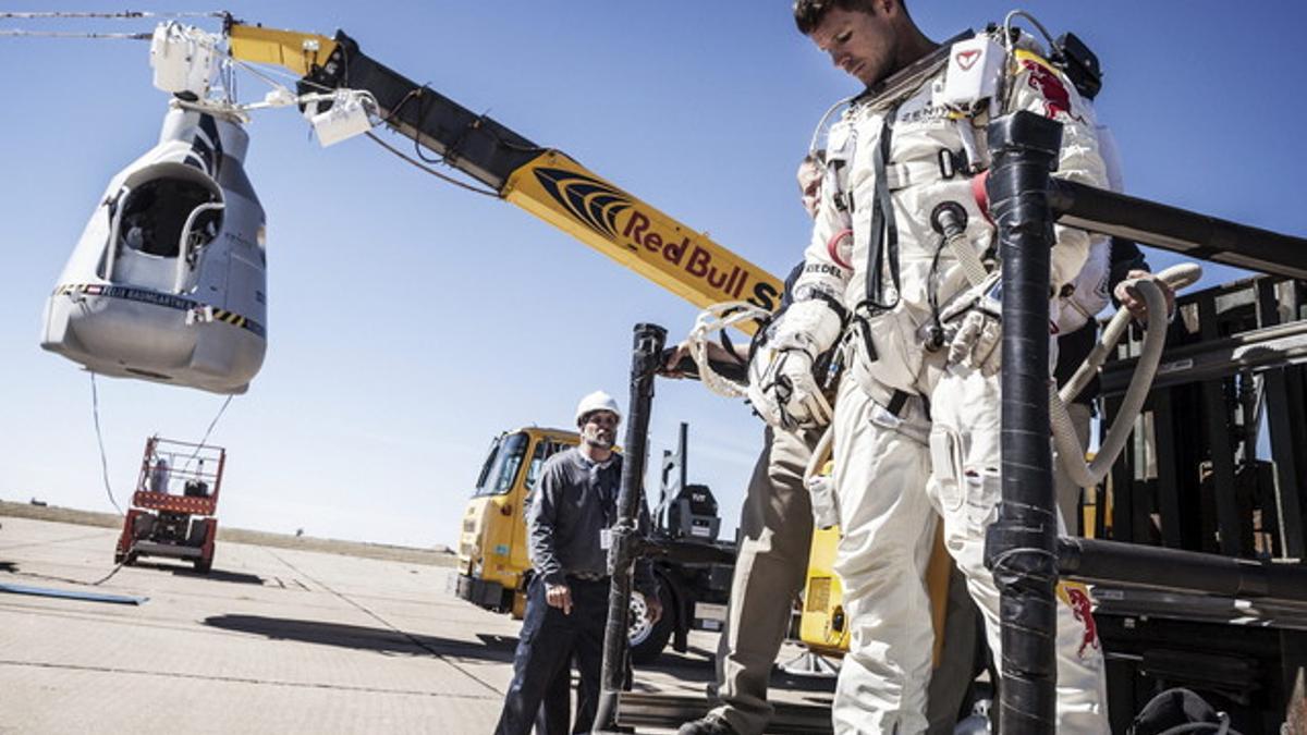 El piloto austriaco Felix Baumgartner saliendo, el martes pasado, de la cápsula de la que iba a lanzarse desde la estratosfera. El salto tuvo que aplazarse.