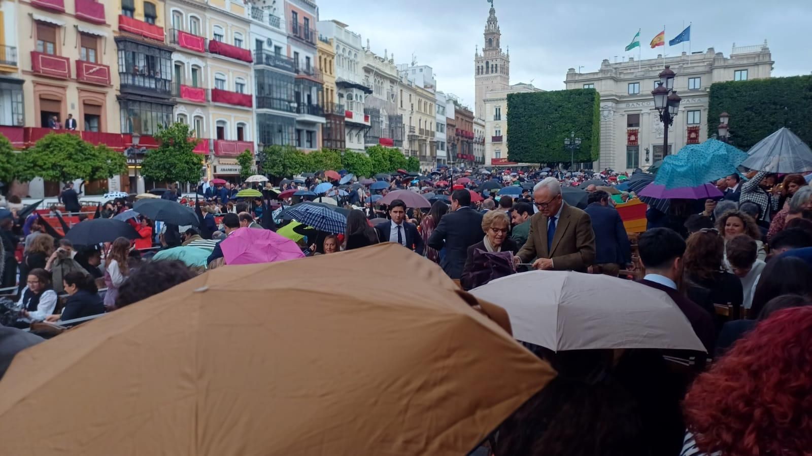 Primeros paraguas en el Lunes Santo
