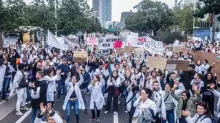 Las enfermeras irrumpen en el Parlament y exigen la dimisión de Balcells