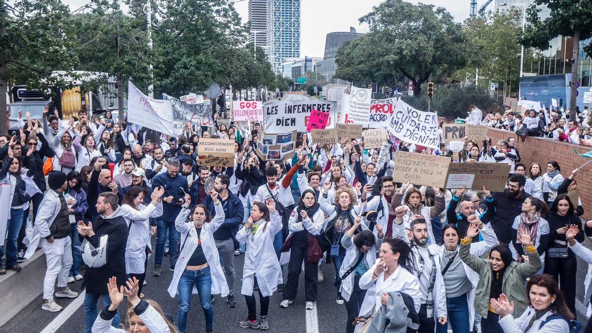 La protesta de enfermeras y administrativos corta la Ronda Litoral de Barcelona