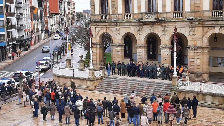 Minuto de silencio en Villaviciosa por los guardias civiles asesinados en Barbate