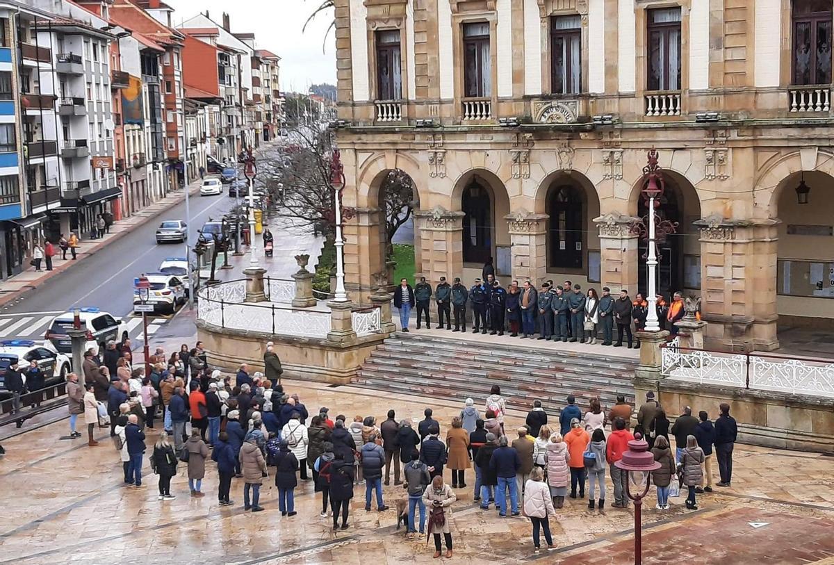 Minuto de silencio realizado en la plaza del Ayuntamiento de Villaviciosa