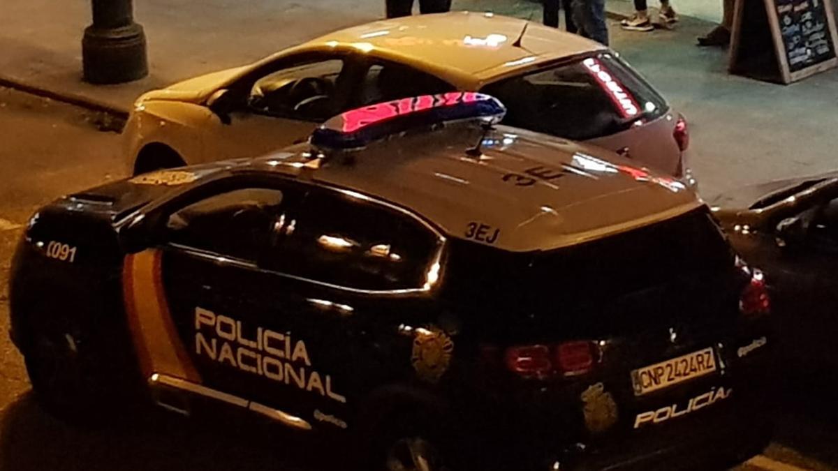 Un patrulla de la Policía Nacional, en una actuación en la calle Torrecedeira
