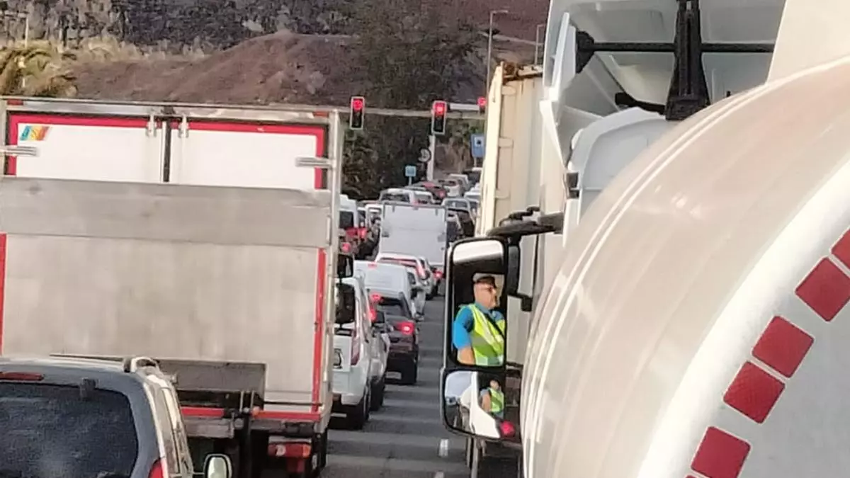 Un vuelco paraliza el tráfico a la salida de Las Palmas de Gran Canaria