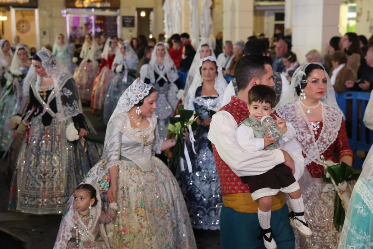 La Geperudeta recibe en la plaza Mayor de Gandia a falleros de distintas generaciones.