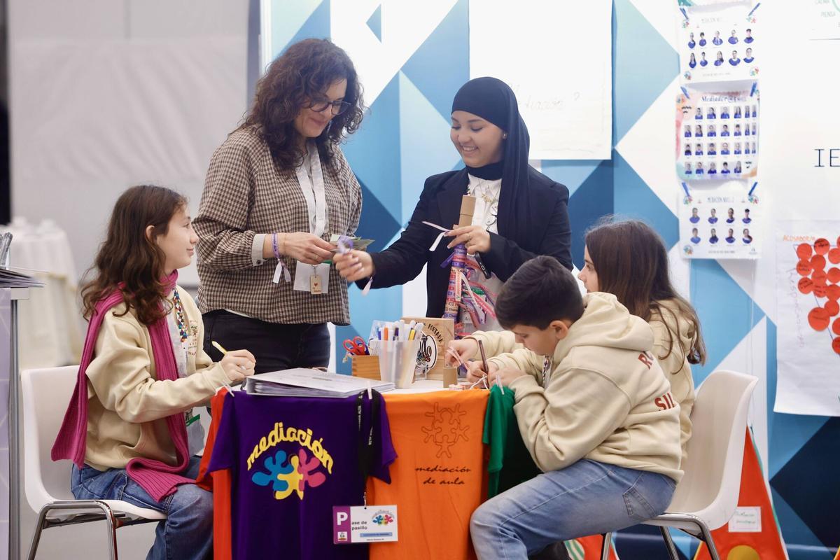 Estand de uno de los centros educativos participantes en el congreso Convivencia en la Era Digital. Andalucía frente al acoso.