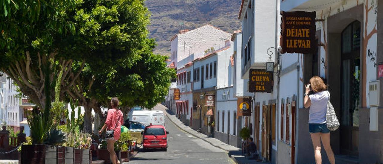 Vecinos de Tejeda se oponen a la peatonalización de la calle principal