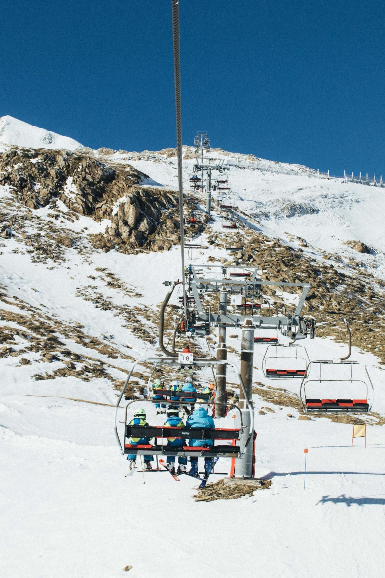 En imágenes | La nieve deja imágenes de postal en Candanchú esta Nochebuena