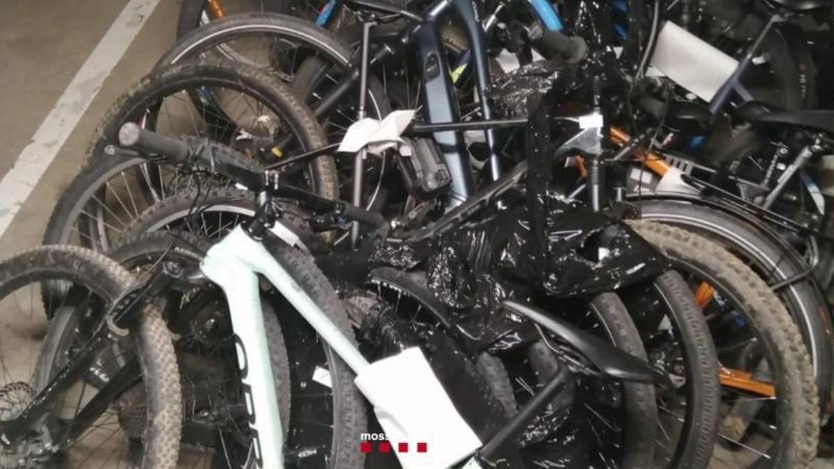 Imagen de archivo de unas bicicletas recuperadas por los Mossos d'Esquadra.